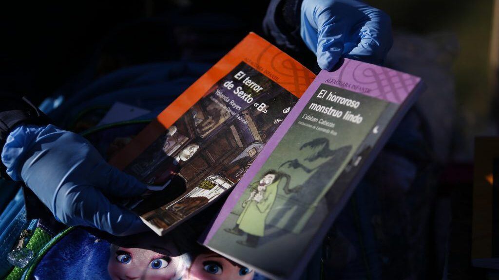 17 de Febrero  de 2016 / SANTIAGOUn funcionario de la PDI, muestra libros  para niños falsificados incautados en los últimos procedimientos de la Bridepi la cual entrego las principales recomendaciones para comprar útiles y textos escolares originales en el marco de la campaña Compra Original, Compra Segura
 FOTO:FRANCISCO FLORES SEGUEL/AGENCIAUNO