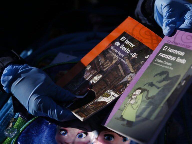 17 de Febrero de 2016 / SANTIAGOUn funcionario de la PDI, muestra libros para niños falsificados incautados en los últimos procedimientos de la Bridepi la cual entrego las principales recomendaciones para comprar útiles y textos escolares originales en el marco de la campaña Compra Original, Compra Segura
FOTO:FRANCISCO FLORES SEGUEL/AGENCIAUNO