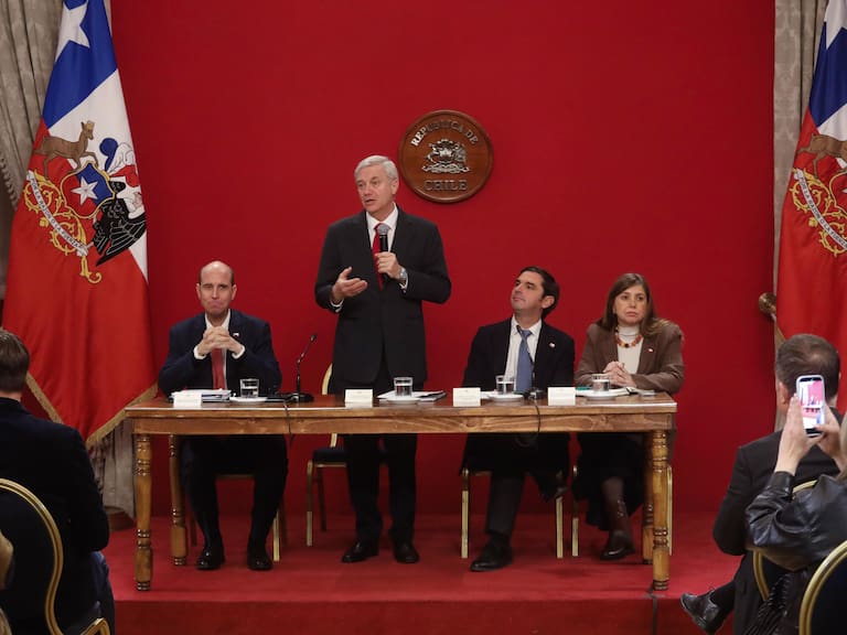 11 de agosto de 2026 / SANTIAGO
El Presidente José Antonio Kast, se reúne con alcaldes de las regiones de Valparaíso, OHiggins y Metropolitana, en el Salon Montt Varas del Palacio de La Moneda, para abordar la agenda de seguridad. En la imagen, Martin Arrau, Ministro de Seguridad Publica, Jose Antonio Kast, Presidente de la República, Sebastian Figueroa, Subsecretario de Desarrollo Regional, Maria del Pilar, Subsecretaria de Seguridad.
FOTO: SEBASTIÁN BELTRÁN GAETE /AGENCIAUNO