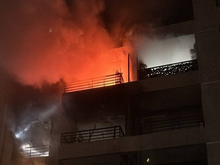 Incendio afecta a edificio en Recoleta: inmueble fue evacuado y más de 100 bomberos combatieron el fuego
