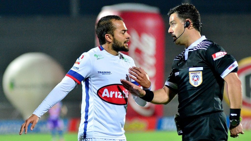 02 DE SEPTIEMBRE DE 2018/TALCA Mathías Vidangossy (i) conversa con el arbitro Patricio Blanca, durante el partido valido por la fecha 22 del Campeonato Loto 2018, entre Rangers vs Melipilla, disputado en el Estadio Bicentenario Fiscal de Talca. 
FOTO: FERNANDO ROJAS/AGENCIAUNO