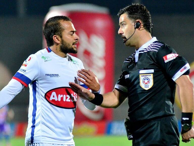 02 DE SEPTIEMBRE DE 2018/TALCA Mathías Vidangossy (i) conversa con el arbitro Patricio Blanca, durante el partido valido por la fecha 22 del Campeonato Loto 2018, entre Rangers vs Melipilla, disputado en el Estadio Bicentenario Fiscal de Talca.
FOTO: FERNANDO ROJAS/AGENCIAUNO