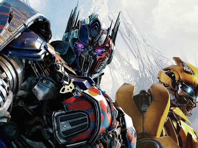 Un hombre construye Transformers con restos de autos antiguos