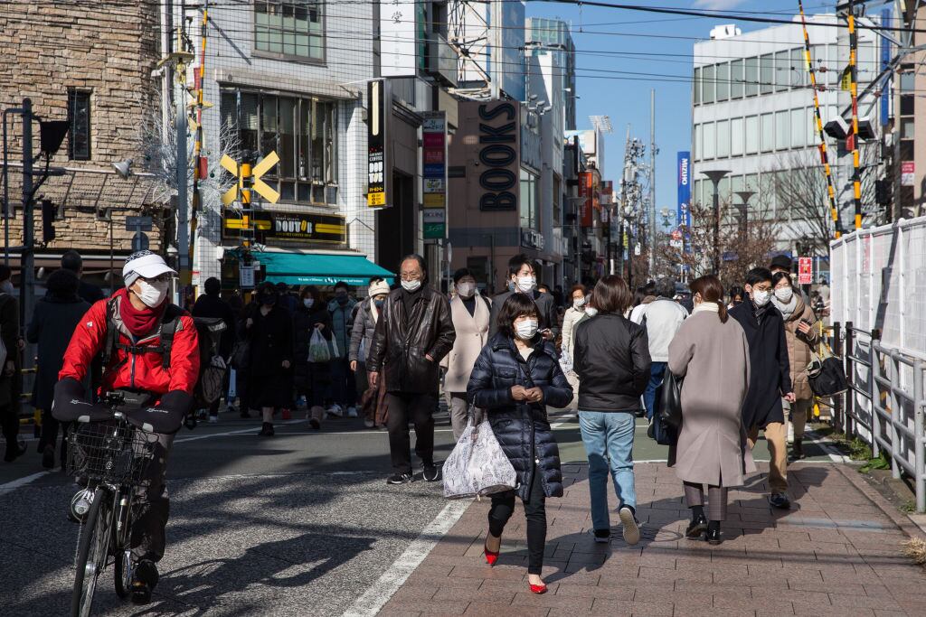 Las personas utilizan mascarillas en las calles de Tokio