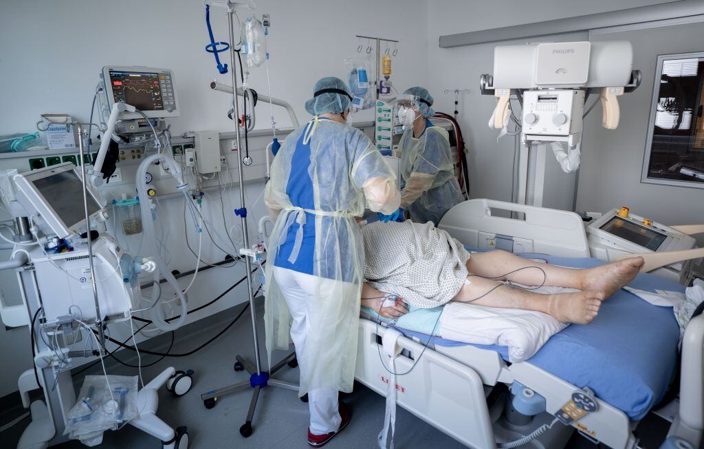 Trabajadores de la salud asisten a un paciente Covid-19 en un hospital de Berlín