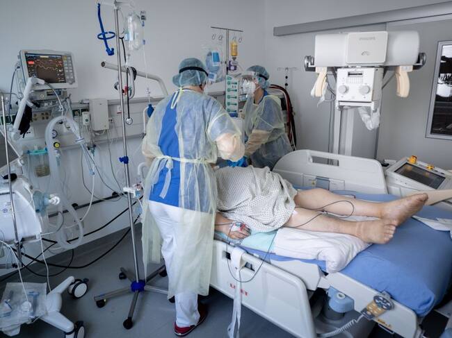 Trabajadores de la salud asisten a un paciente Covid-19 en un hospital de Berlín