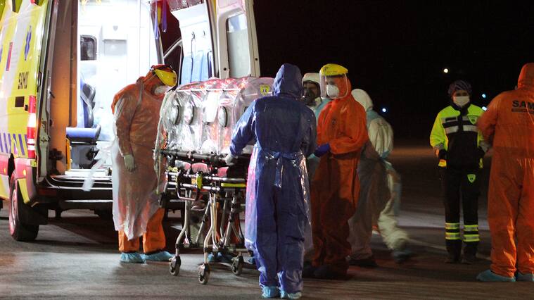24 DE JUNIO 2020/CALAMATraslado de pacientes críticos con Covid-19 desde el hospital Carlos Cisternas hacia el Aeropuerto El Loa, donde un avión "Hércules" de la Fuerza Aérea lo trasladaran a otra ciudad
FOTO: ALFONSO FERNANDEZ/AGENCIAUNO