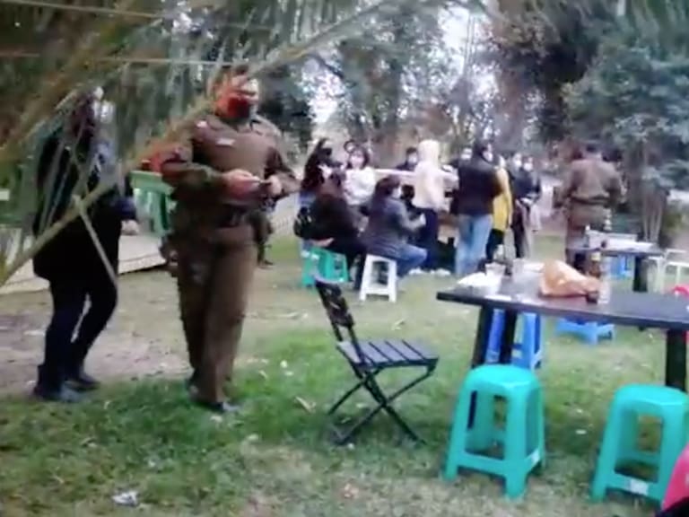 Carabineros detuvo a 32 personas en fiesta clandestina en Calera de Tango