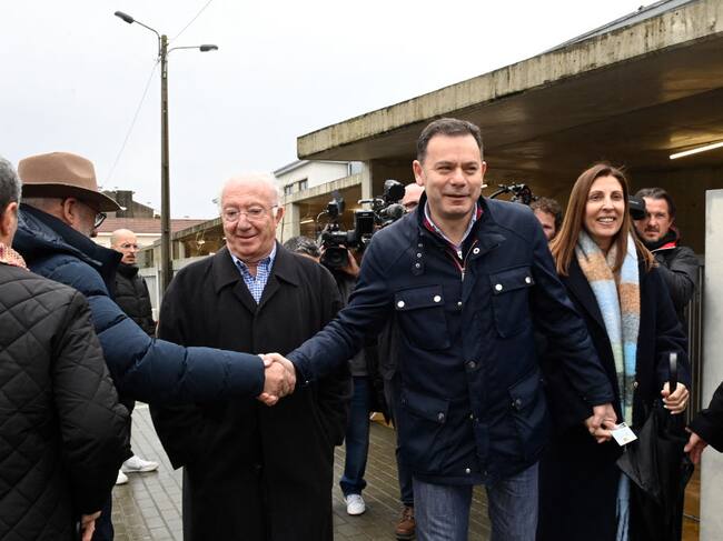 Luis Montenegro de la Alianza Democrática recibe el saludo de las personas en Portugal.