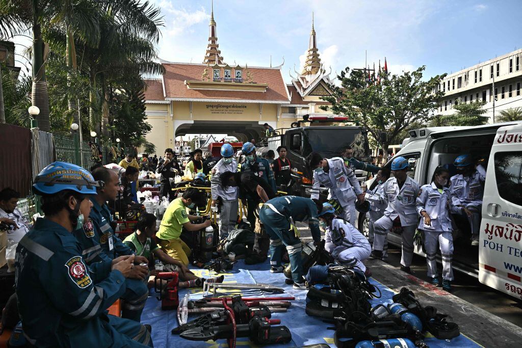 Rescatistas ayudan a heridos tras incendio en Camboya