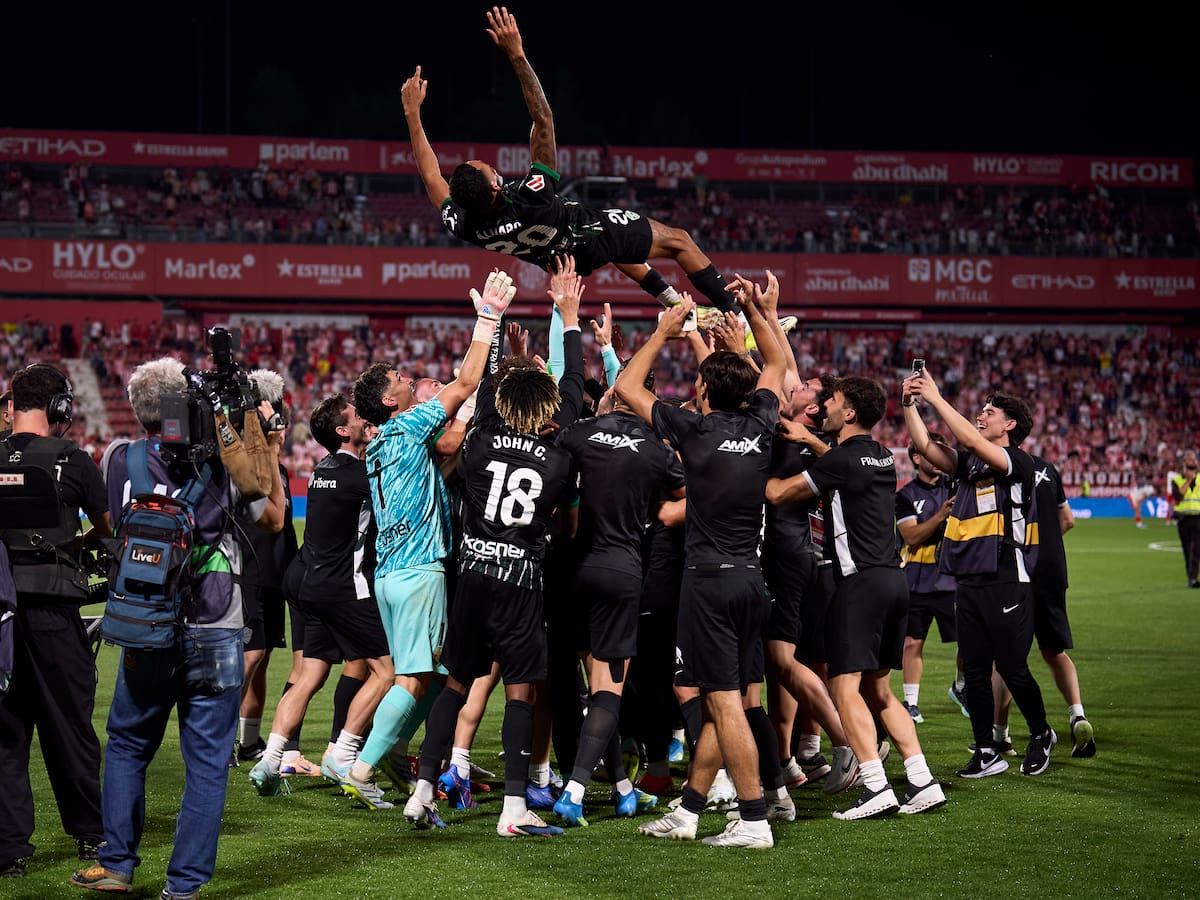 La multitudinaria recepción al Elche de Cepeda tras mantenerse en la Primera División de España