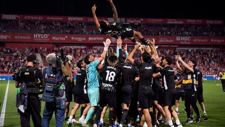 La multitudinaria recepción al Elche de Cepeda tras mantenerse en la Primera División de España