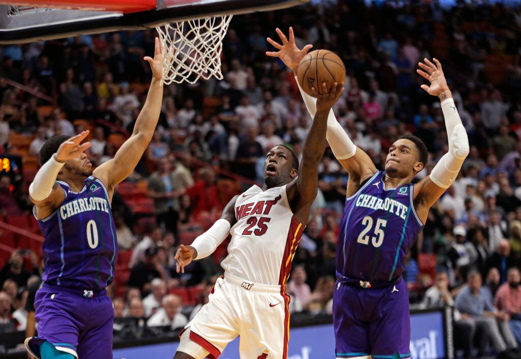 Miami Heat y Charlotte Hornets en un partido de la NBA