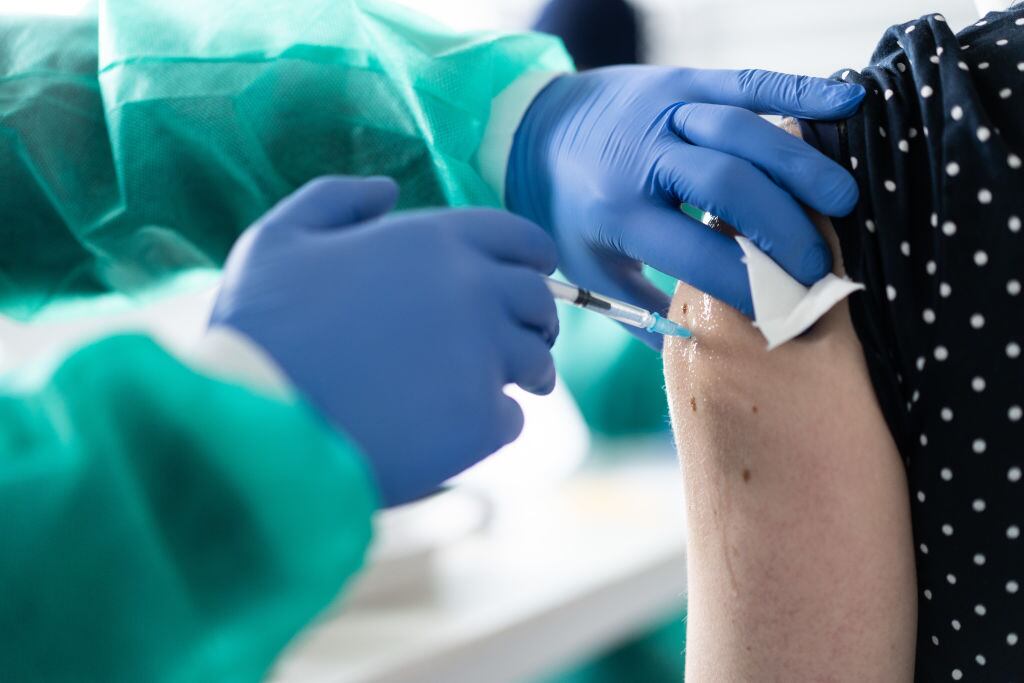 Un médico inyecta la vacuna Janssen en Essen