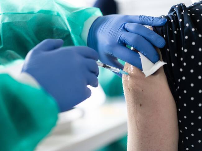Un médico inyecta la vacuna Janssen en Essen