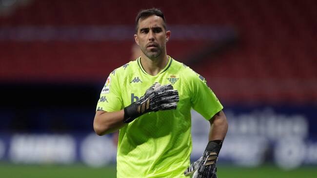 MADRID, SPAIN - OCTOBER 24: Goalkeeper Claudio Bravo of Real Betis Balompie reacts during the La Liga Santander match between Atletico de Madrid and Real Betis at Estadio Wanda Metropolitano on October 24, 2020 in Madrid, Spain. Sporting stadiums around Spain remain under strict restrictions due to the Coronavirus Pandemic as Government social distancing laws prohibit fans inside venues resulting in games being played behind closed doors. (Photo by Gonzalo Arroyo Moreno/Getty Images)