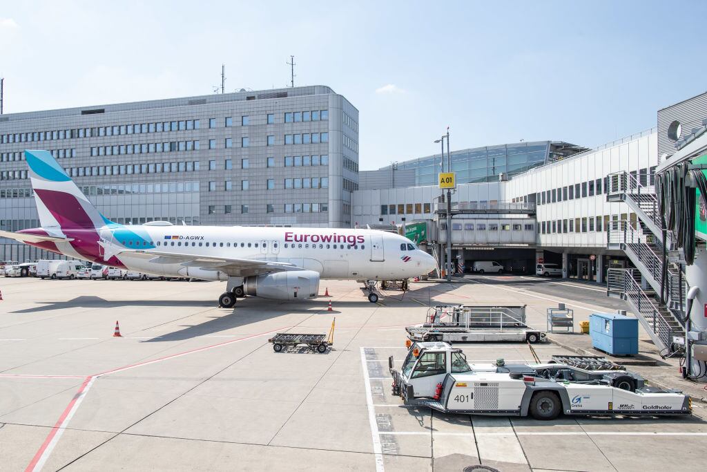 Un avión espera su viaje en Düsseldorf
