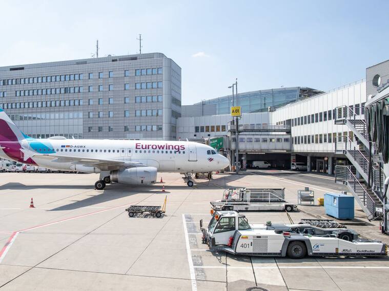 Un avión espera su viaje en Düsseldorf