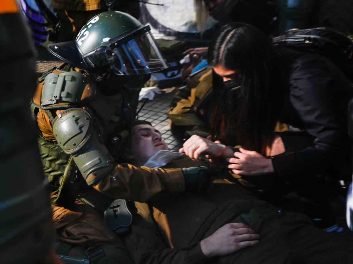 Dos carabineros resultan heridos en protesta estudiantil a las afueras de Metro República