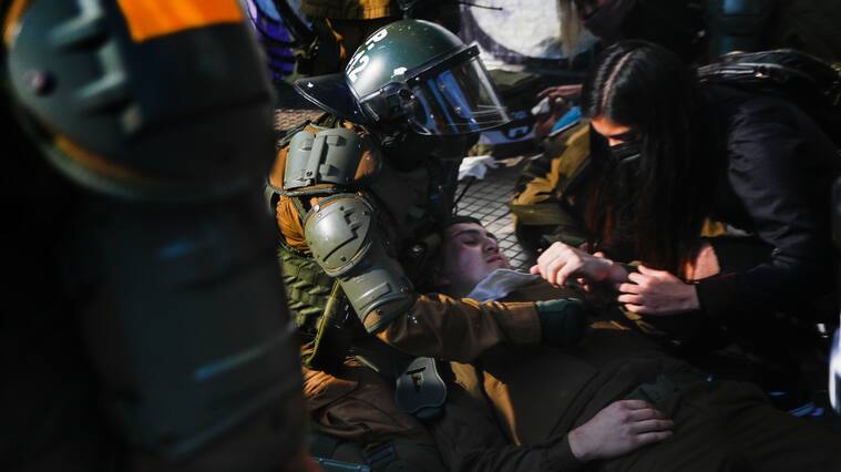 Carabineros heridos, protesta estudiantil, metro república