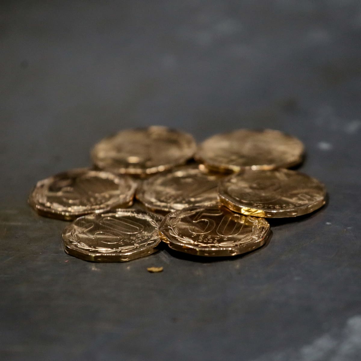 Nueva moneda de $50 comienza a circular en Chile: así llegará al comercio y a las personas