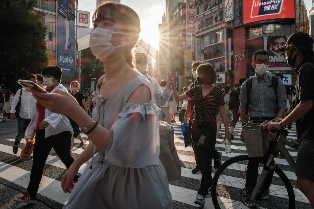 Personas con mascarillas caminan por la capital japonesa