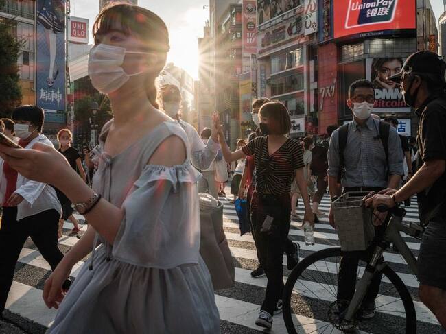Personas con mascarillas caminan por la capital japonesa