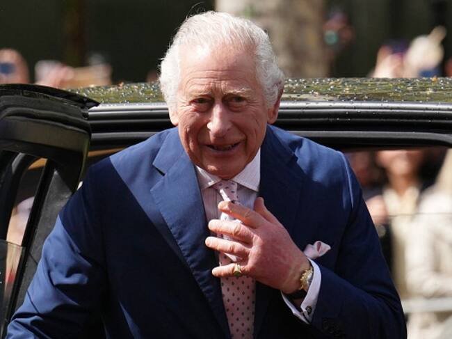 A un día de la coronación de Carlos III: La efervescencia de la gente y el grito de los opositores amarillos