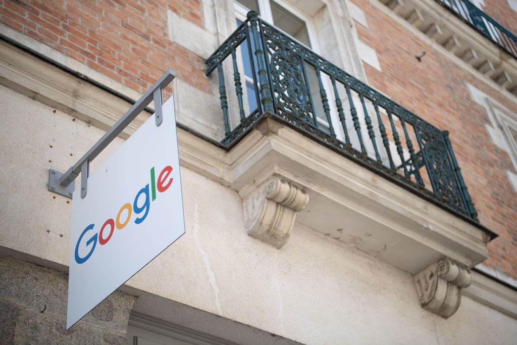 Un aviso de Google en una calle de Rennes