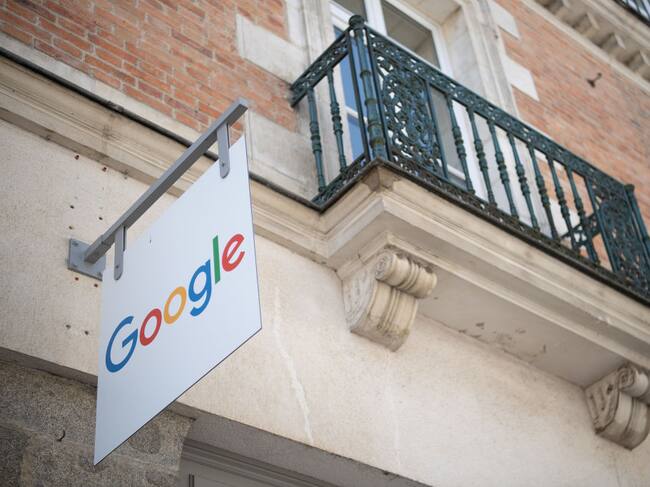 Un aviso de Google en una calle de Rennes