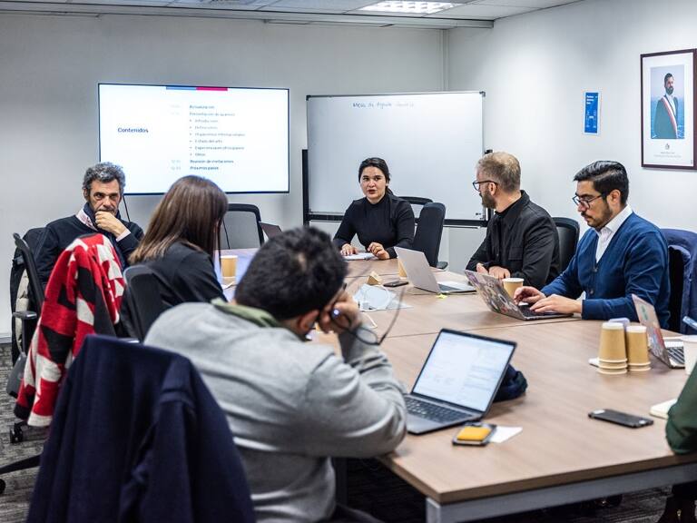 Primer informe de Comisión contra la Desinformación: «La información falsa se difunde más rápidamente y llega a más usuarios en Chile»