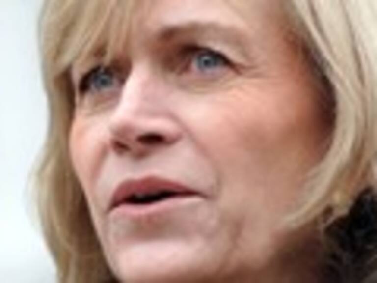 Matthei hizo un llamado a las empresas a facilitar permisos por partido Chile-Colombia