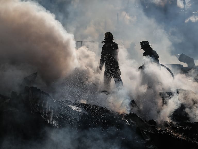 Incendios forestales en la región de Valparaíso: tres focos se mantiene activos y cinco comunas están bajo Alerta Roja