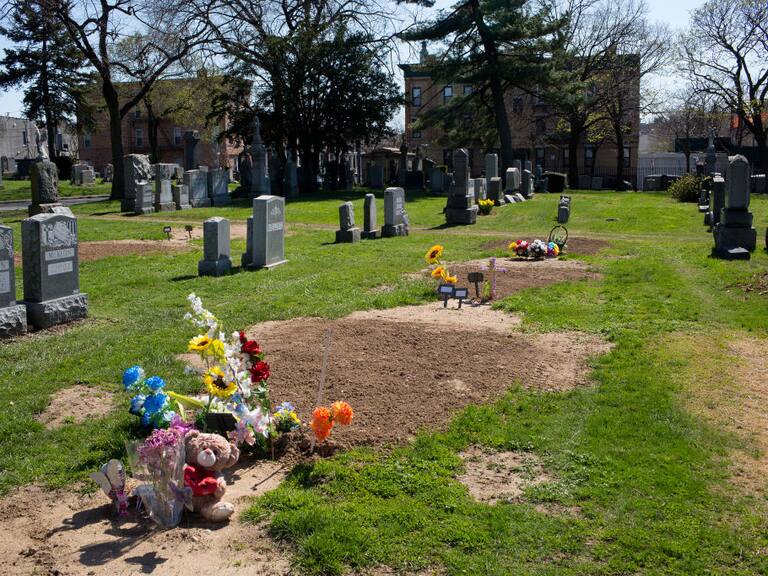 Masivos entierros en fosas comunes revelan el complejo momento que vive Nueva York por el Covid-19