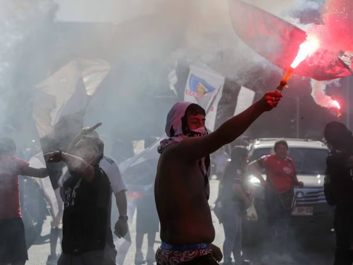 Argentina prohibirá el ingreso al país a los 22 hinchas de Colo Colo detenidos en Mendoza
