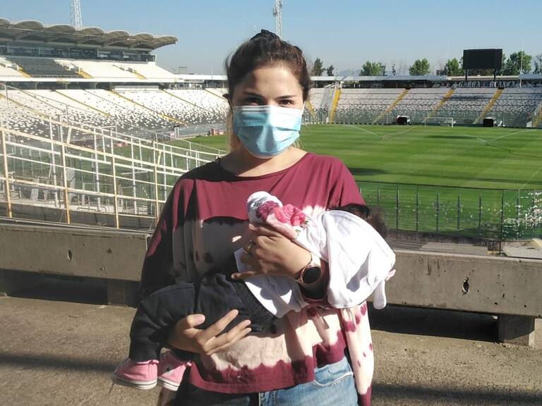 Con güagua y todo: Mamá de tres niños llegó con su bebé a votar al Estadio Monumental