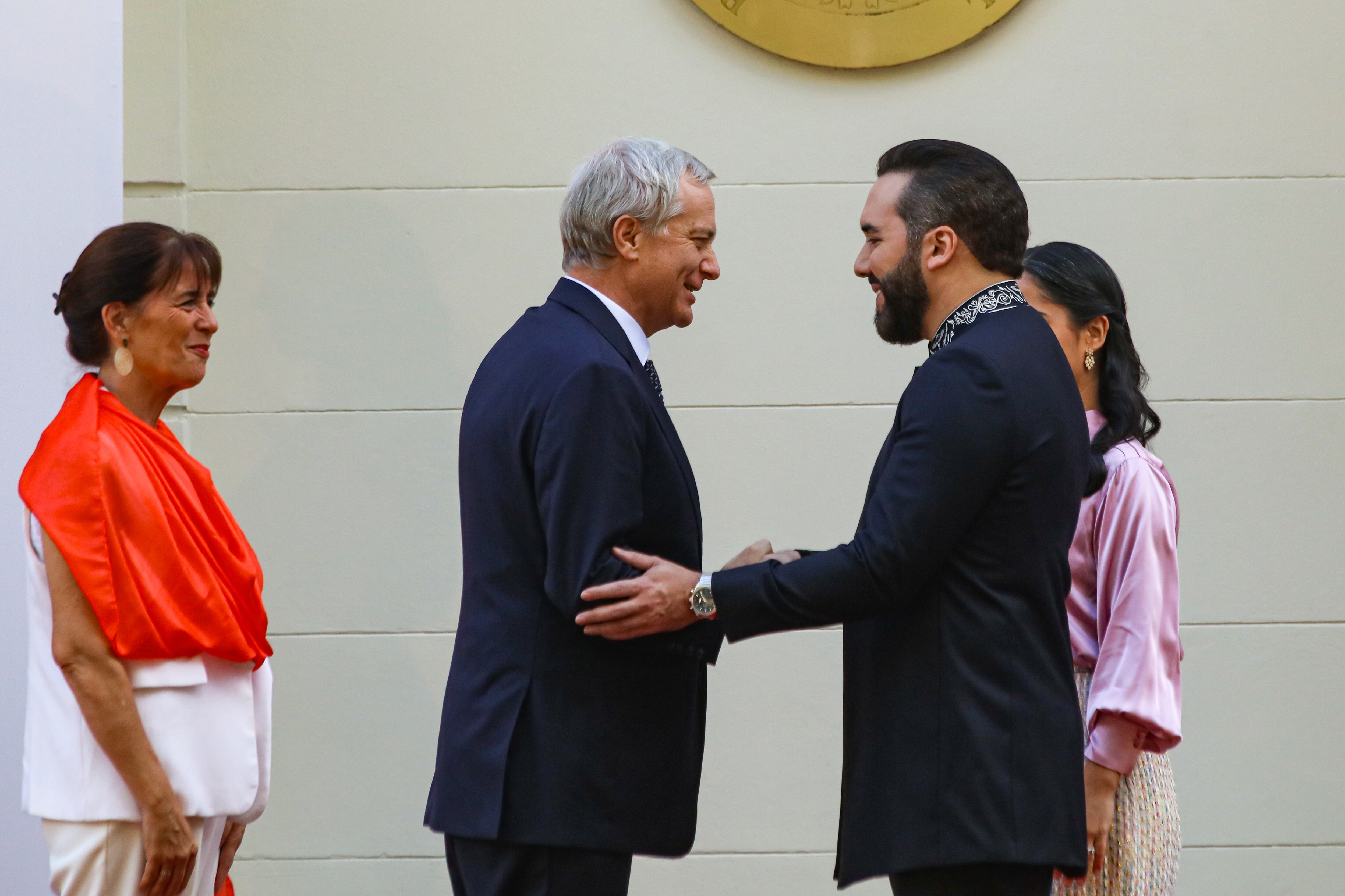 67% aprueba última gira de Kast y 38% cree que reunión más importante fue con Bukele, según Cadem