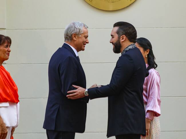67% aprueba última gira de Kast y 38% cree que reunión más importante fue con Bukele, según Cadem