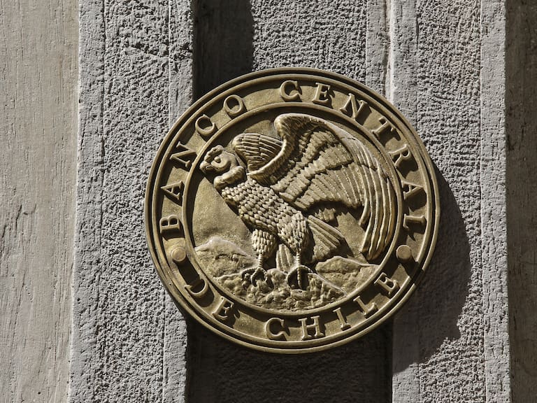 Imacec de julio: economía chilena sorprende y crece por sobre lo esperado, según el Banco Central