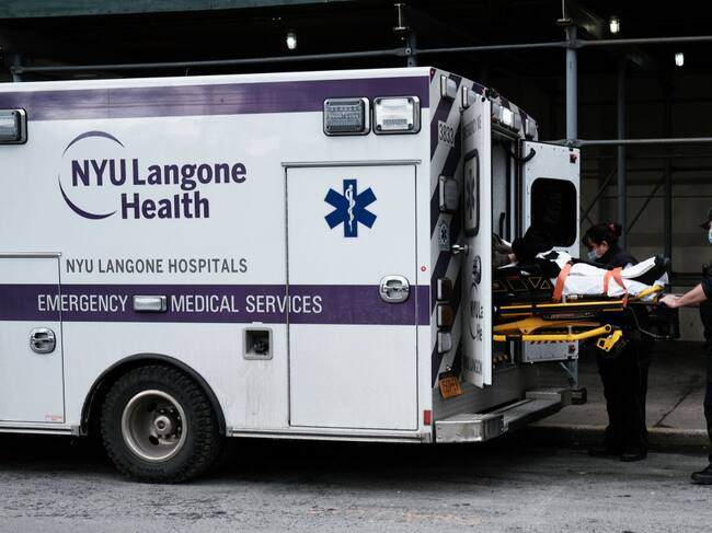 Paciente con Covid-19 es trasladado en ambulancia a un hospital de Brooklyn