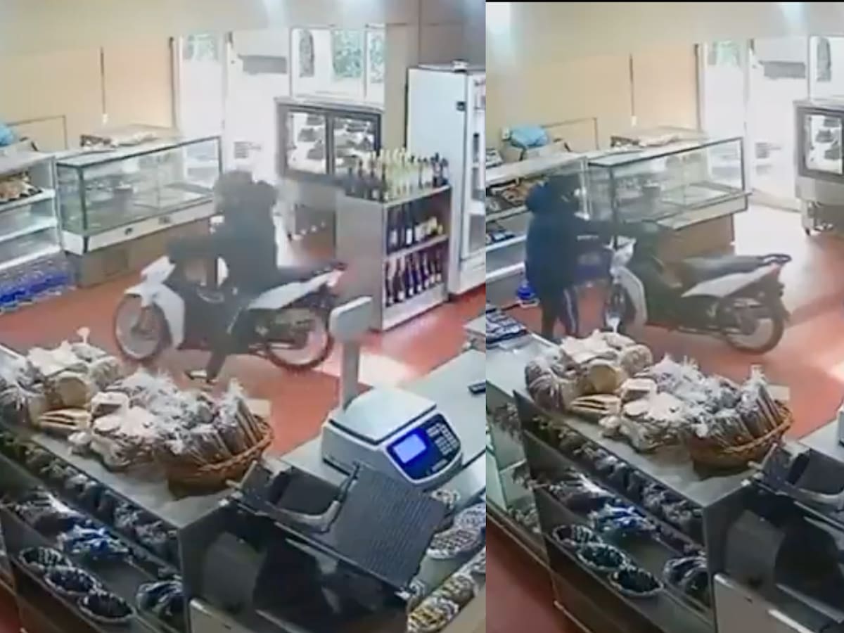 Intentó escapar de un asalto entrando con su moto a una panadería, pero fue asaltado igual: todo quedó en video