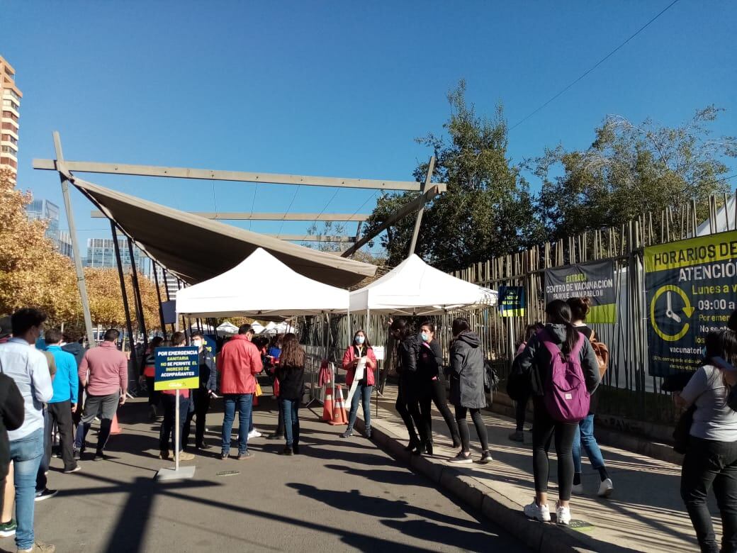 Fila en centro de vacunación en Las Condes