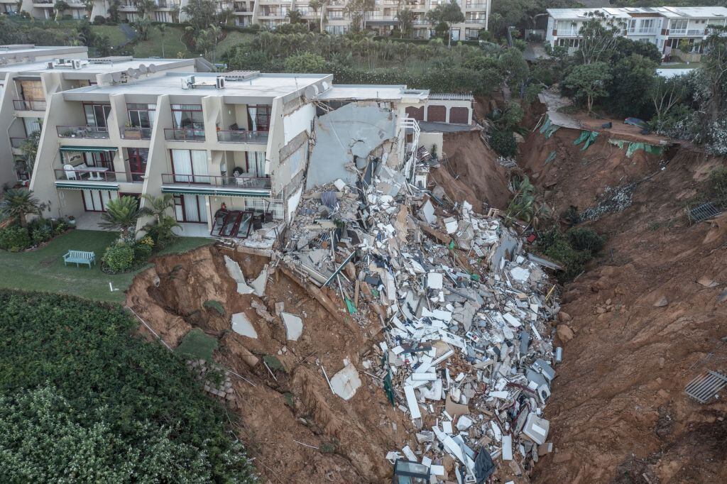 Un edificio destruido tras los deslizamientos de tierra por las lluvias en Sudáfrica
