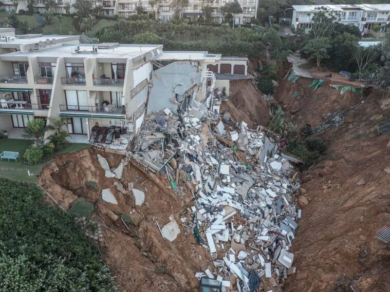 Un edificio destruido tras los deslizamientos de tierra por las lluvias en Sudáfrica