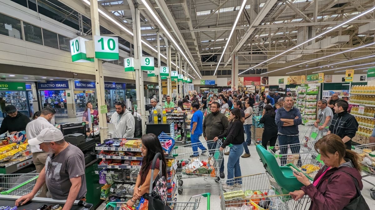 ¿Feriado del 21 de mayo es irrenunciable? Así funcionará el comercio este jueves en Chile