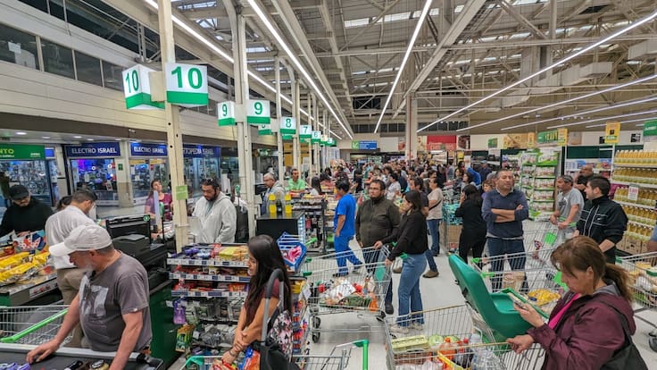 ¿Feriado del 21 de mayo es irrenunciable? Así funcionará el comercio este jueves en Chile