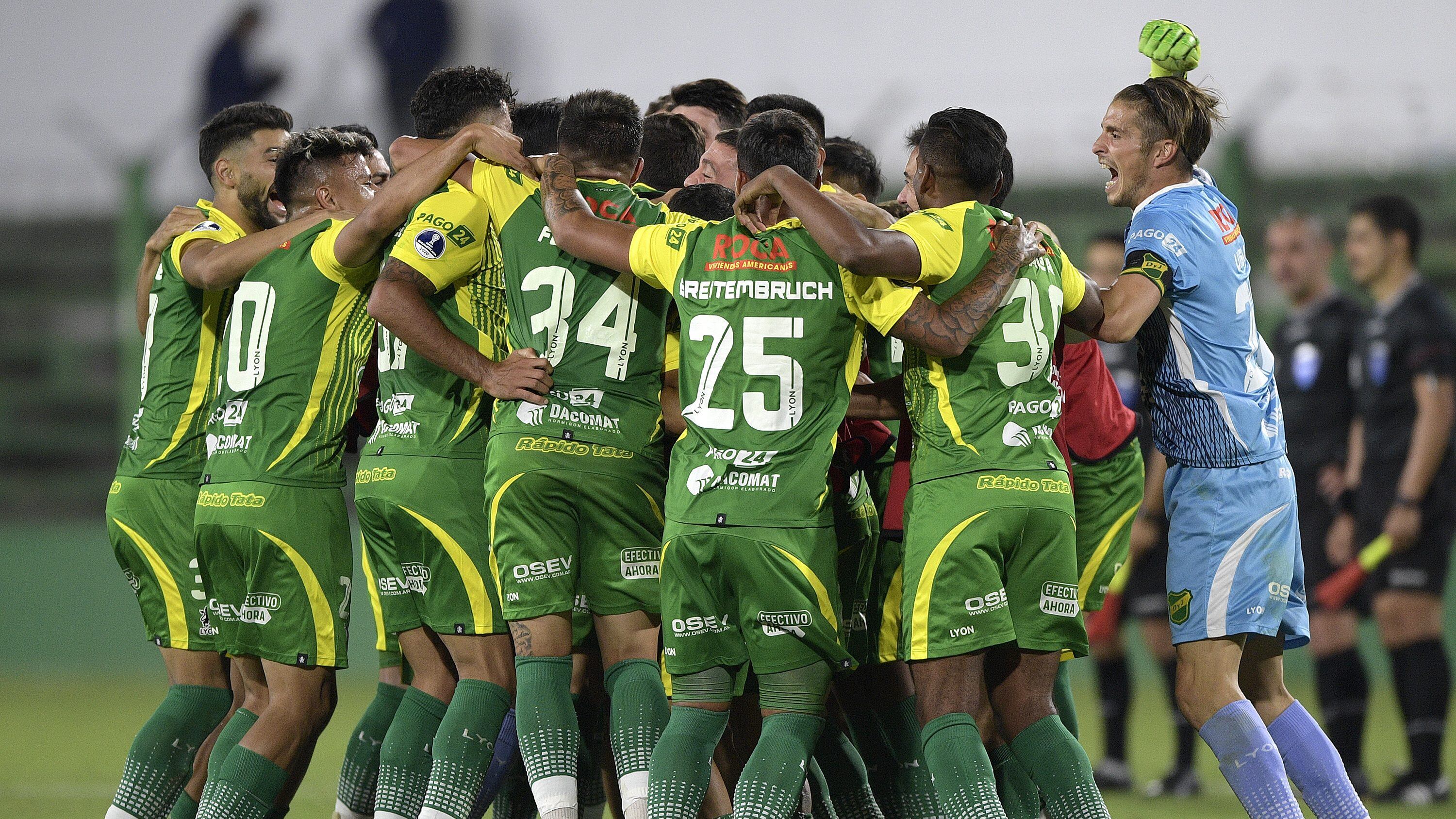 FLORENCIO VARELA, ARGENTINA - DECEMBER 16: Luis Unsain (R) goalkeeper of Defensa y Justicia celebrates with teammates after winning a quarter final second leg match between Defensa y Justicia and Bahia as part of Copa CONMEBOL Sudamericana 2020 at Estadio Norberto Tomaghello on December 16, 2020 in Florencio Varela, Argentina. (Photo by Juan Mabromata - Pool/Getty Images)