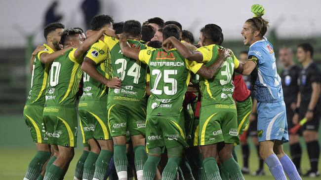 FLORENCIO VARELA, ARGENTINA - DECEMBER 16: Luis Unsain (R) goalkeeper of Defensa y Justicia celebrates with teammates after winning a quarter final second leg match between Defensa y Justicia and Bahia as part of Copa CONMEBOL Sudamericana 2020 at Estadio Norberto Tomaghello on December 16, 2020 in Florencio Varela, Argentina. (Photo by Juan Mabromata - Pool/Getty Images)