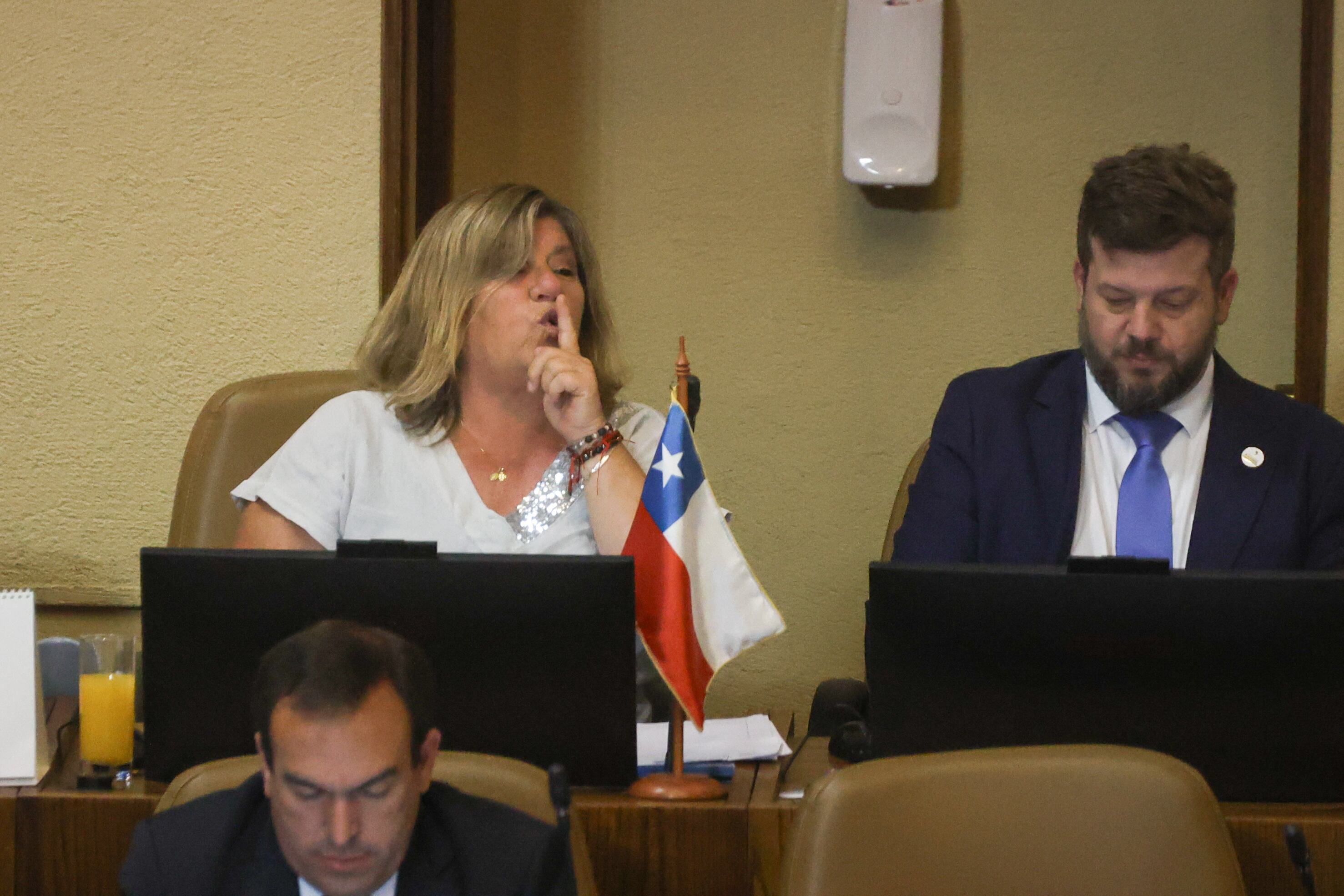 11 DE MARZO DE 2025 / VALPARAISO
La diputada, Gloria Naveillan, hace callar a un parlamentario durante la sesión en sala de la Cámara de Diputados.
FOTO: SEBASTIÁN RÍOS MORALES/AGENCIAUNO
