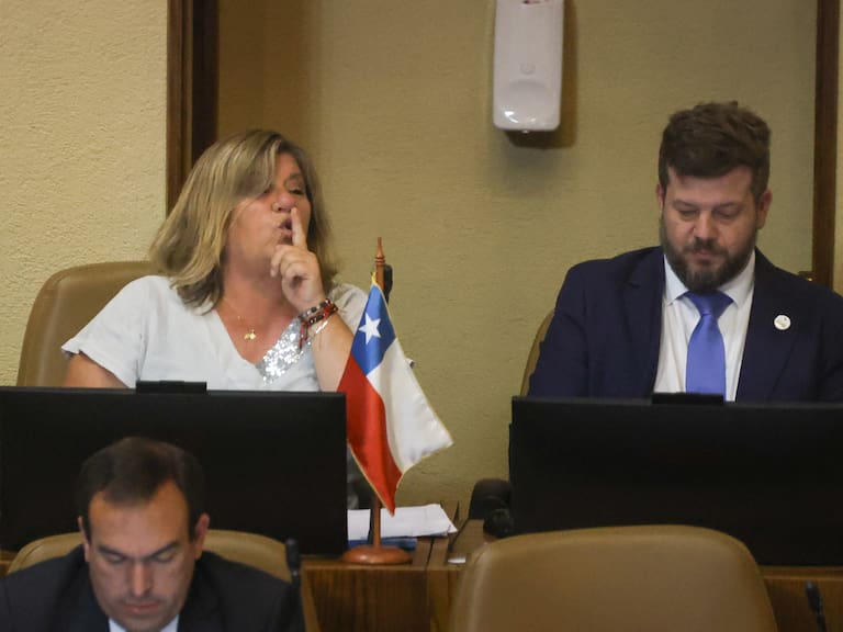 11 DE MARZO DE 2025 / VALPARAISO
La diputada, Gloria Naveillan, hace callar a un parlamentario durante la sesión en sala de la Cámara de Diputados.
FOTO: SEBASTIÁN RÍOS MORALES/AGENCIAUNO